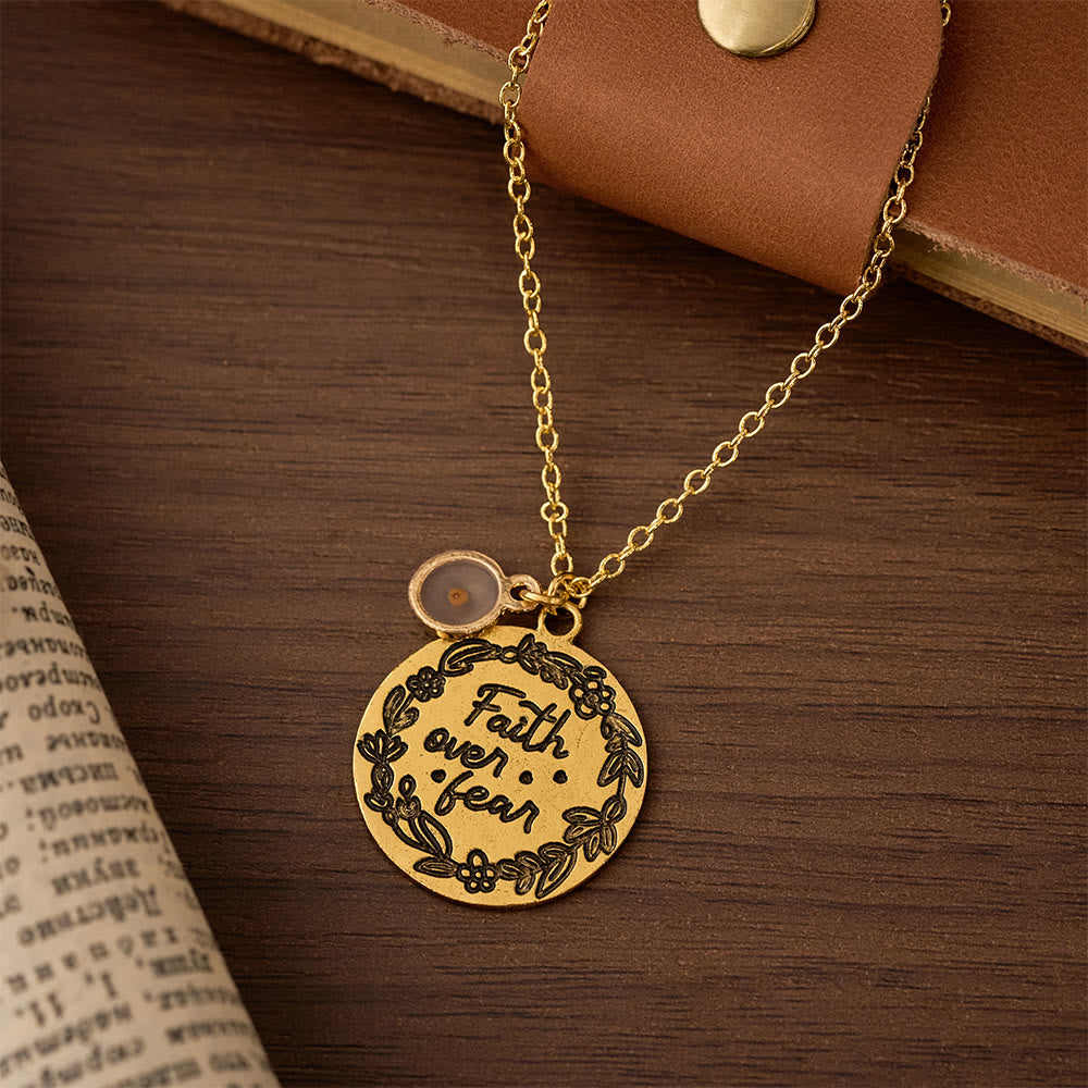 Collar Semilla de Mostaza "Faith Over Fear": Símbolo de Coraje y Pequeña Fe