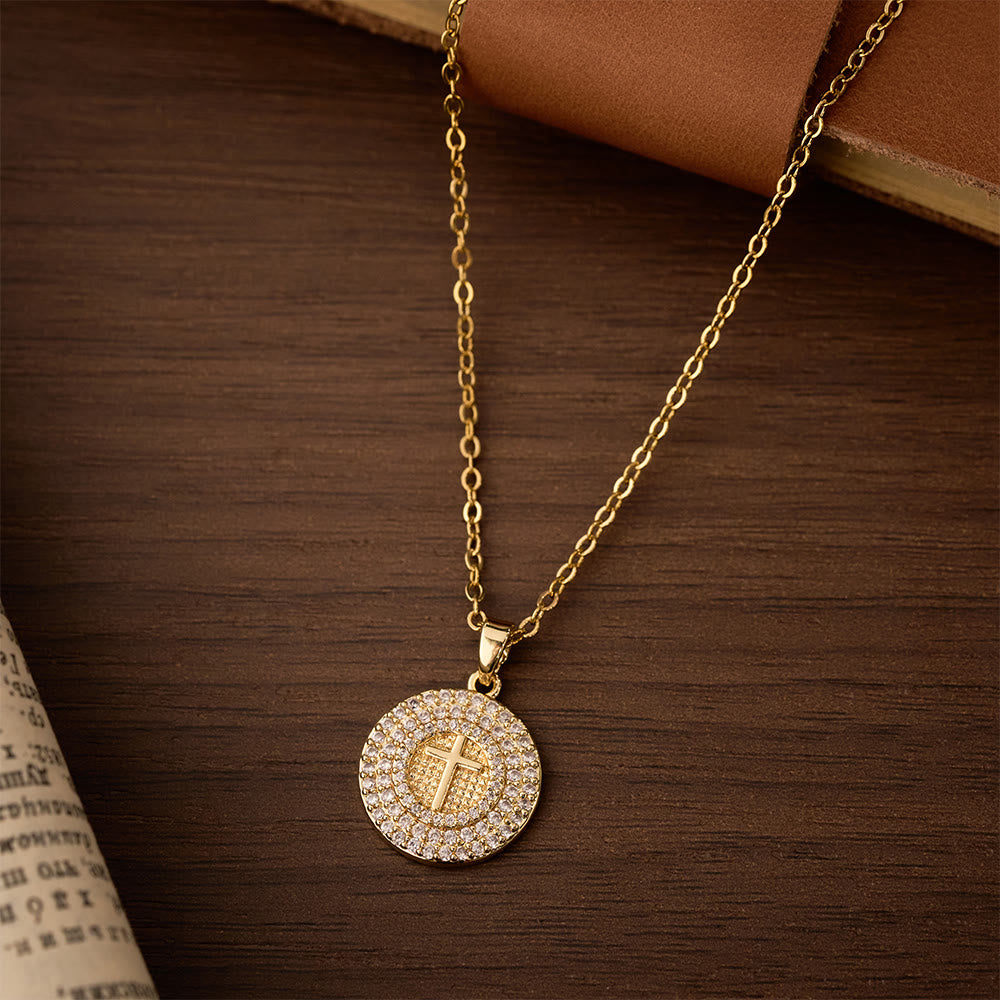 Collier Pavé Cercle Croix de Cristal : Un Symbole de la Lumière et de la Foi du Christ