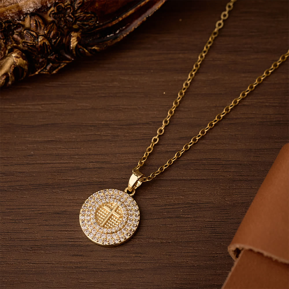 Collier Pavé Cercle Croix de Cristal : Un Symbole de la Lumière et de la Foi du Christ