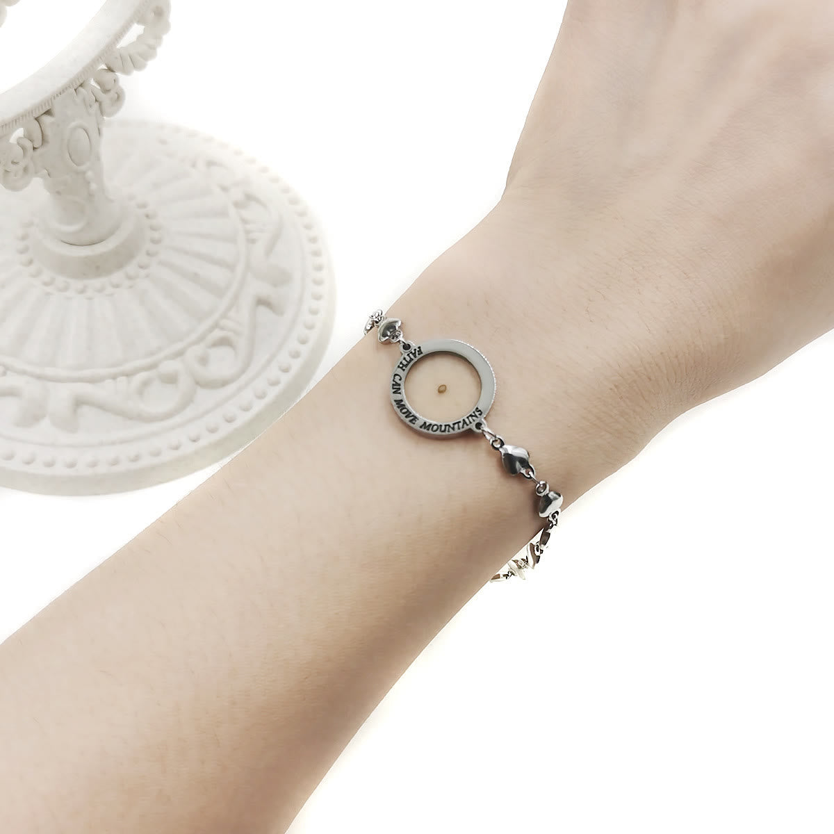 Matthieu 17:20 & Luc 1:37 avec bracelet graine de moutarde : Maillons en forme de cœur avec détail de point en zircone
