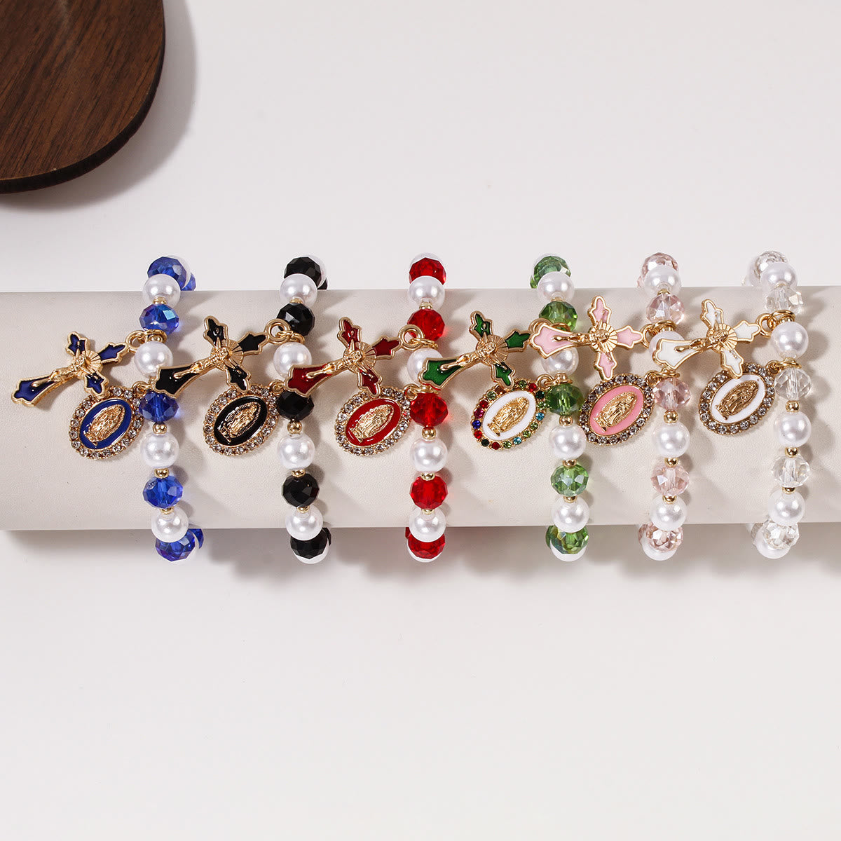 Pulsera de Cuentas Medallón Mariano: Acentos de la Virgen y Dije de Cruz Esmaltada