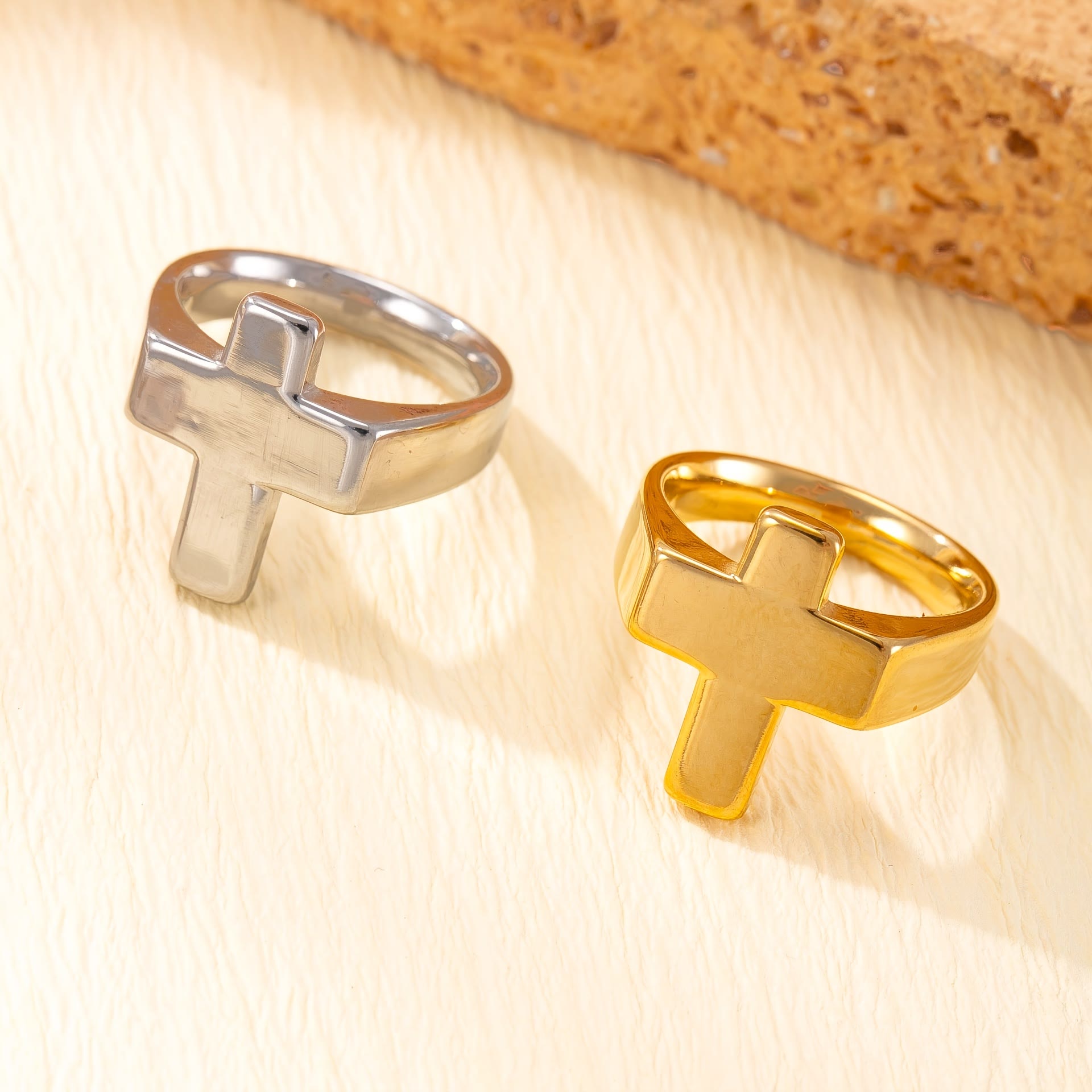 Bague en métal en forme de croix : finition polie pour un style de foi intemporel