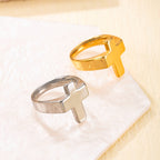 Bague en métal en forme de croix : finition polie pour un style de foi intemporel