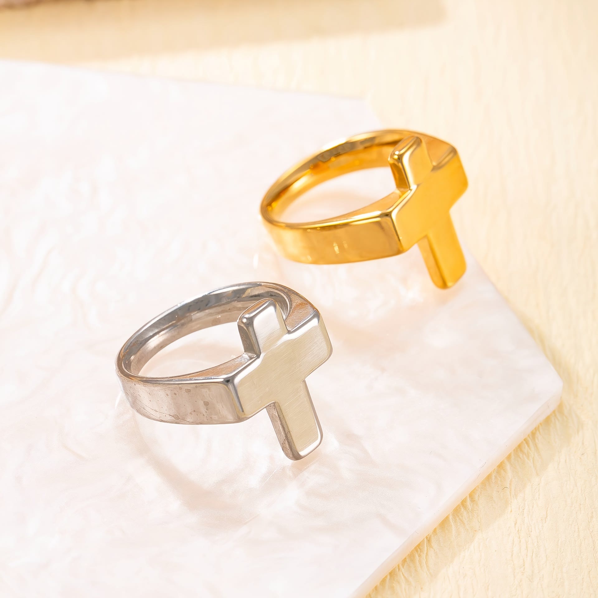 Bague en métal en forme de croix : finition polie pour un style de foi intemporel