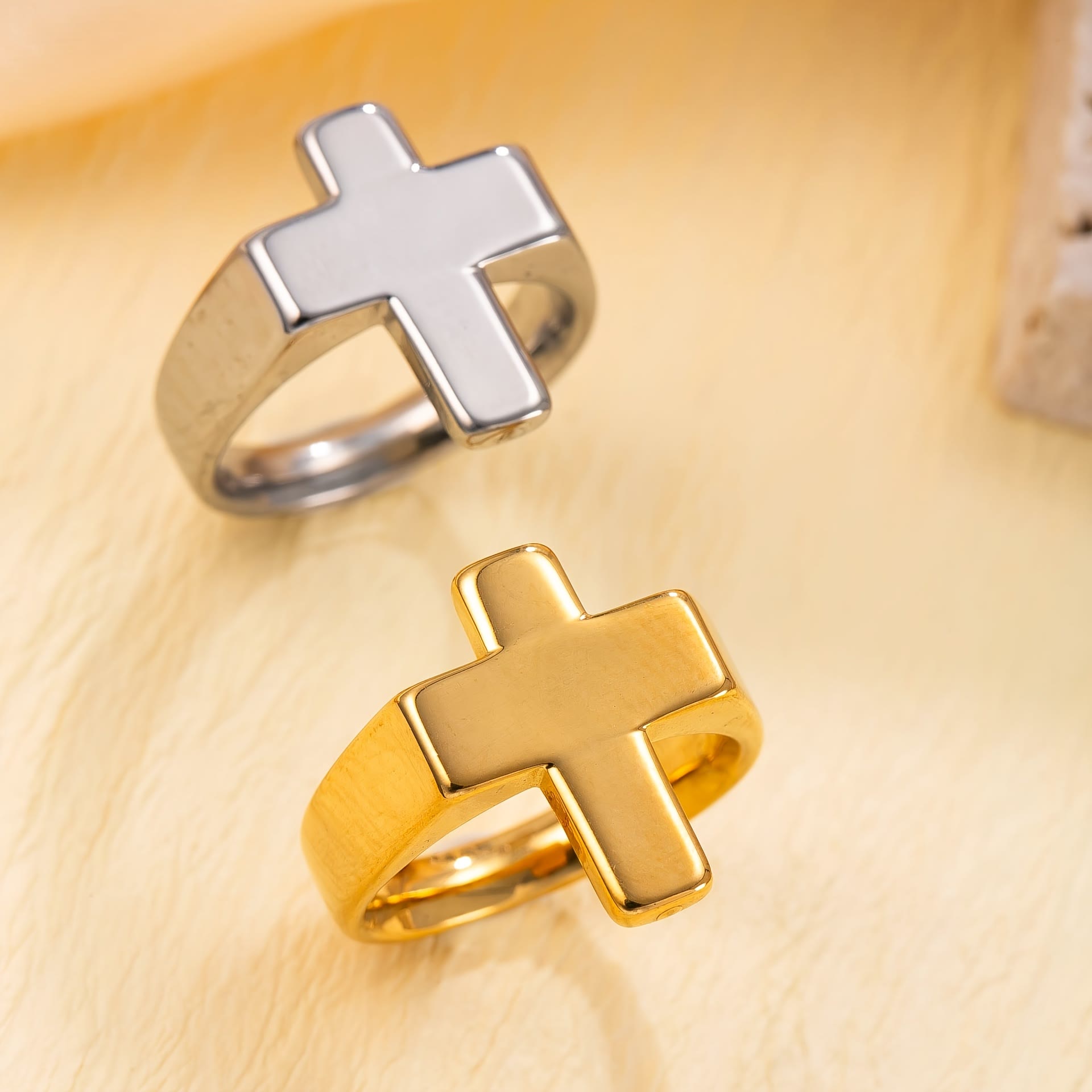 Bague en métal en forme de croix : finition polie pour un style de foi intemporel