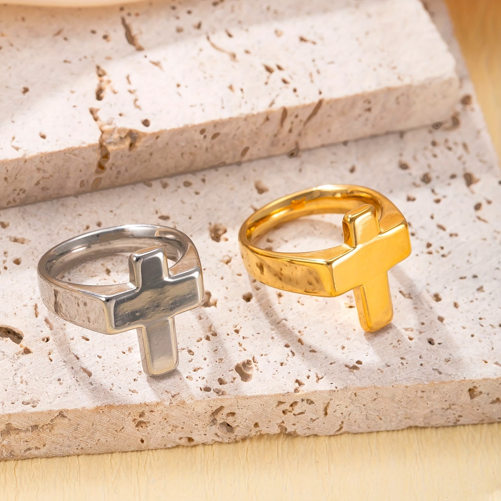 Bague en métal en forme de croix : finition polie pour un style de foi intemporel