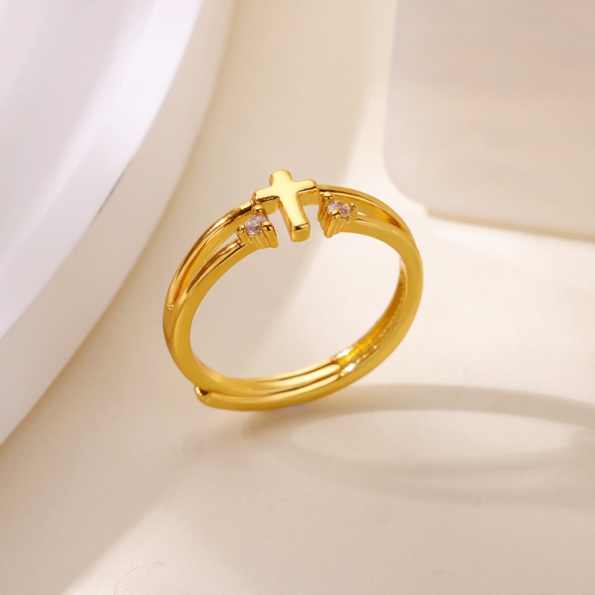 Bague double anneau croisé avec zircon : Symbole de l'amour éclatant du Christ