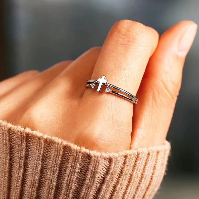 Bague double anneau croisé avec zircon : Symbole de l'amour éclatant du Christ
