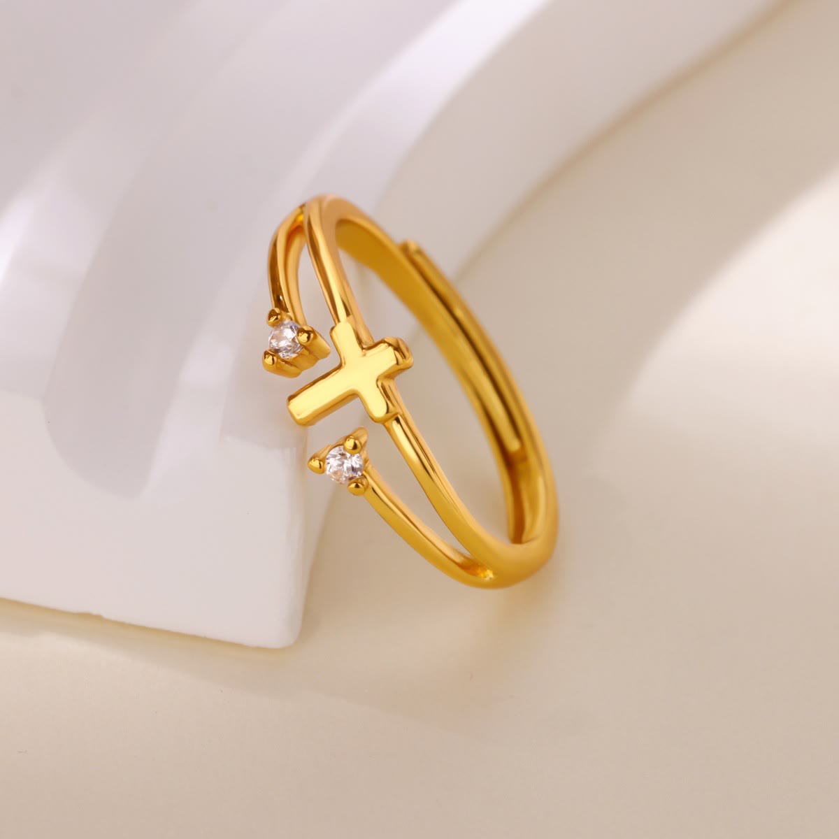 Bague double anneau croisé avec zircon : Symbole de l'amour éclatant du Christ
