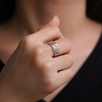 Bague ajourée croix en filigrane : un symbole de la grâce éternelle du Christ
