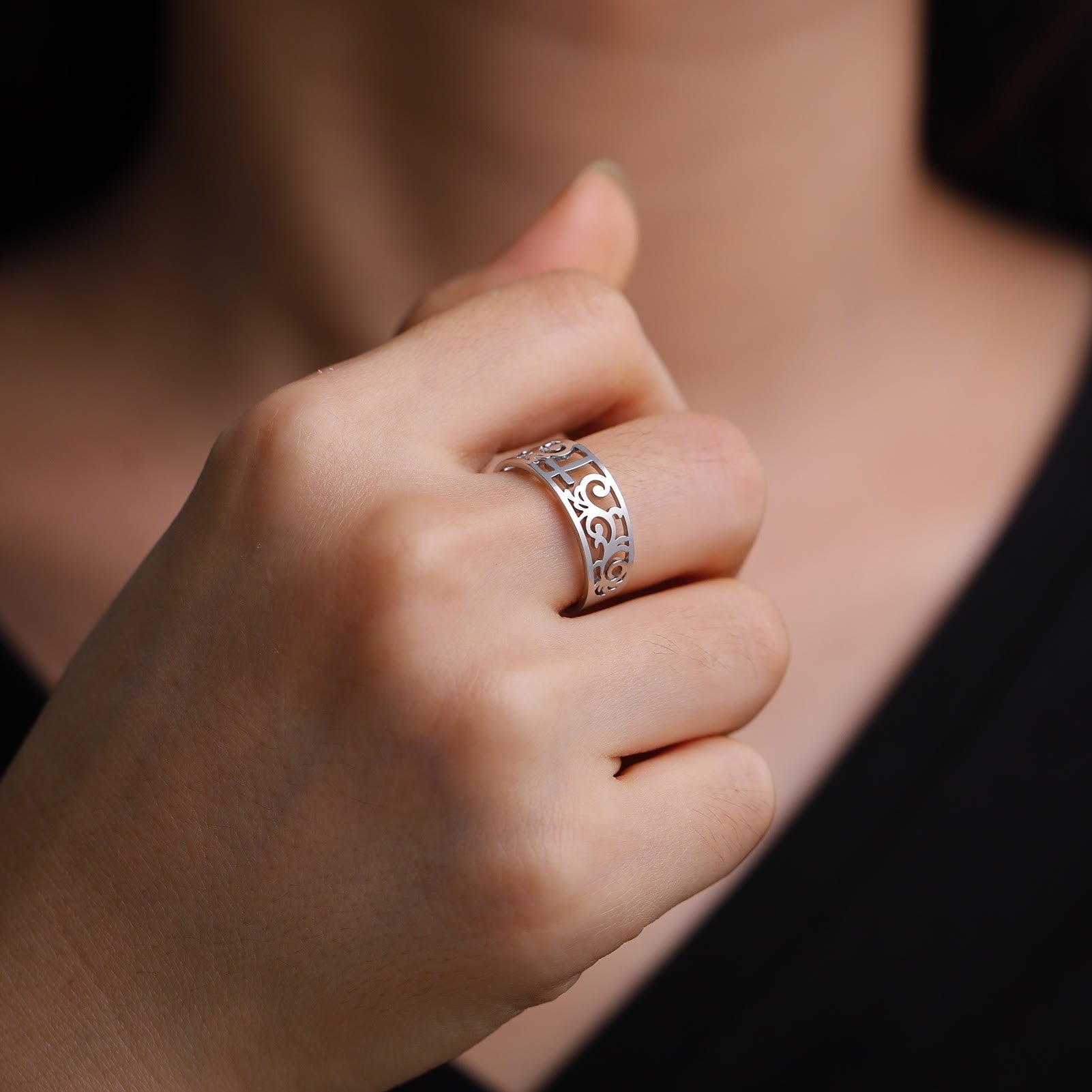 Bague ajourée croix en filigrane : un symbole de la grâce éternelle du Christ