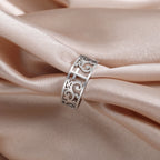 Bague ajourée croix en filigrane : un symbole de la grâce éternelle du Christ
