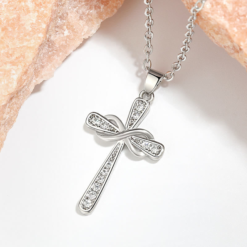 Collar Cruz Infinita de Zircón: Un Símbolo del Amor Eterno de Cristo