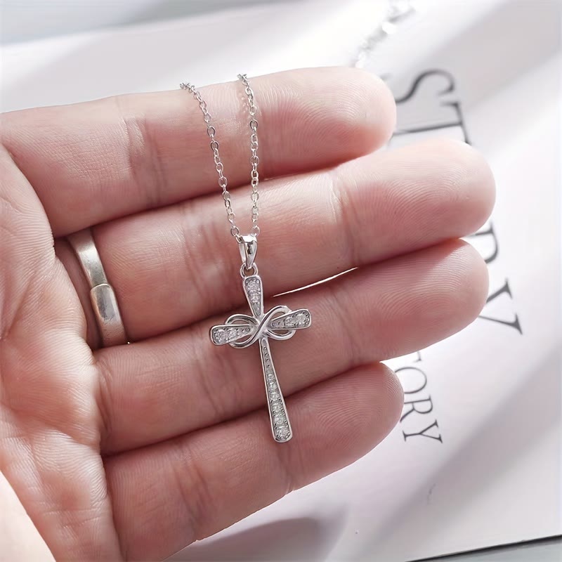 Collar Cruz Infinita de Zircón: Un Símbolo del Amor Eterno de Cristo