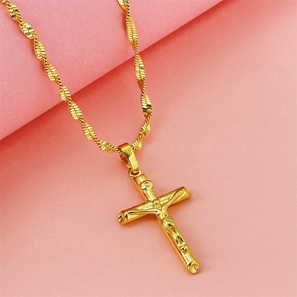 Collar con crucifijo en tono dorado: un símbolo del sacrificio redentor de Cristo
