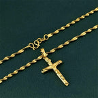 Collar con crucifijo en tono dorado: un símbolo del sacrificio redentor de Cristo