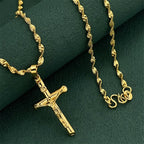 Collar con crucifijo en tono dorado: un símbolo del sacrificio redentor de Cristo
