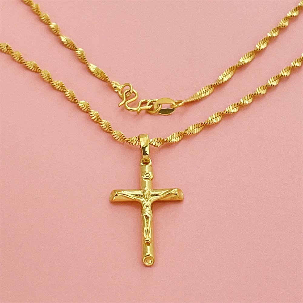 Collar con crucifijo en tono dorado: un símbolo del sacrificio redentor de Cristo