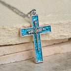 Collar de Cruz de Clavos con Incrustaciones de Turquesa: Un Símbolo del Amor Sacrificial de Cristo