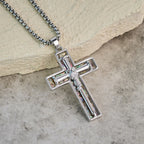 Collar con cruz de clavo con incrustaciones de nácar de abulón: un símbolo del amor sacrificial de Cristo