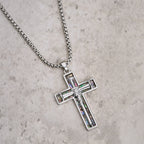 Collar con cruz de clavo con incrustaciones de nácar de abulón: un símbolo del amor sacrificial de Cristo
