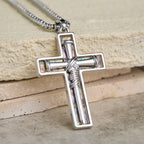 Collar con cruz de clavo con incrustaciones de nácar de abulón: un símbolo del amor sacrificial de Cristo