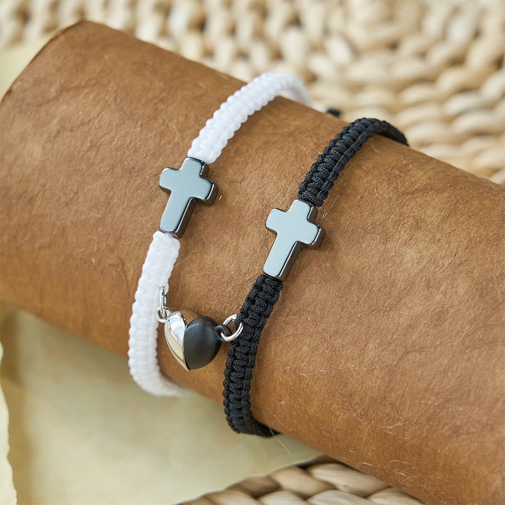 Juego de pulseras magnéticas con cruz de corazón: un símbolo de unión sagrada y amor duradero