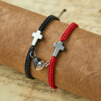 Juego de pulseras magnéticas con cruz de corazón: un símbolo de unión sagrada y amor duradero