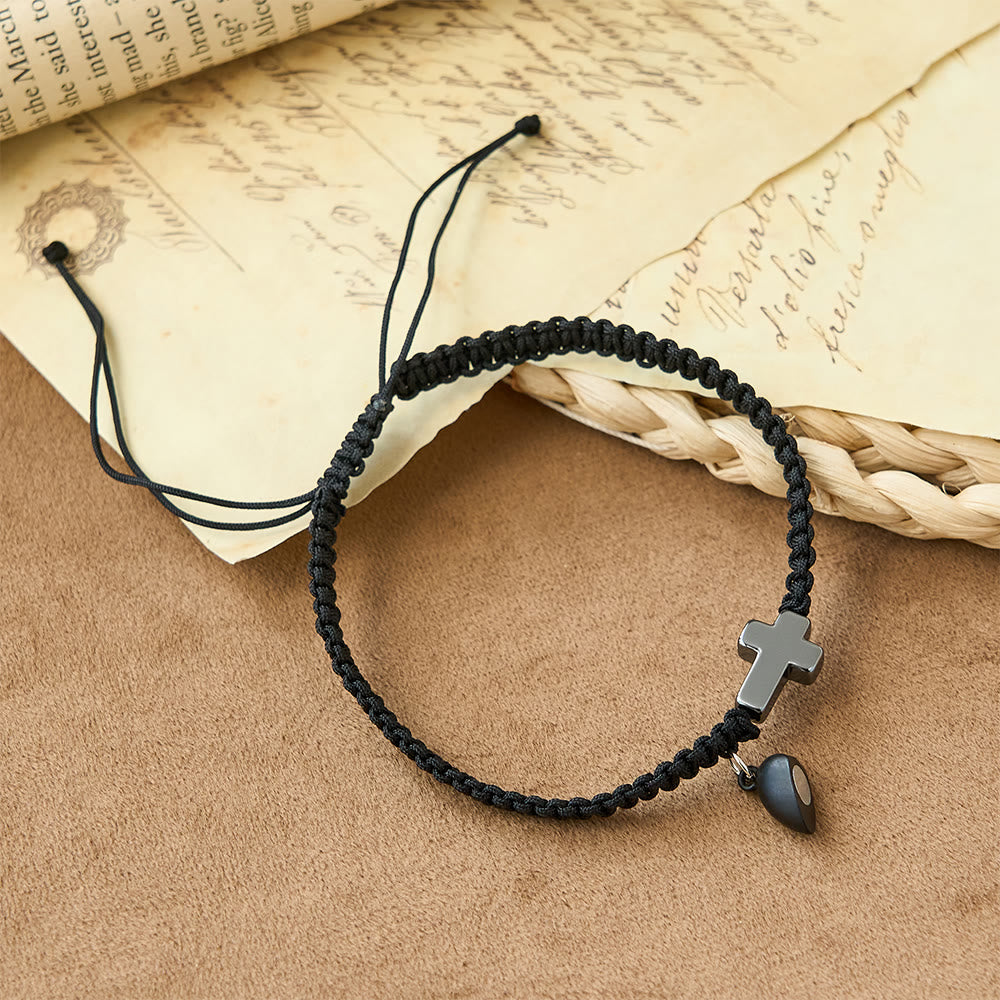 Juego de pulseras magnéticas con cruz de corazón: un símbolo de unión sagrada y amor duradero
