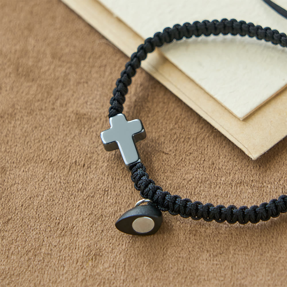 Juego de pulseras magnéticas con cruz de corazón: un símbolo de unión sagrada y amor duradero
