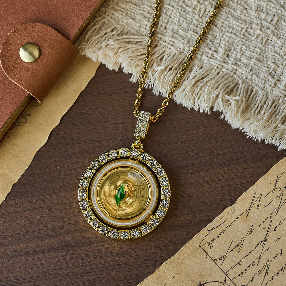 Collar con halo de cristal de San Judas giratorio: un símbolo de gracia sagrada y protección