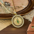 Collar con halo de cristal de San Judas giratorio: un símbolo de gracia sagrada y protección