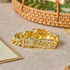 Collar con halo de cristal de San Judas giratorio: un símbolo de gracia sagrada y protección