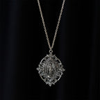 Collar con Medallón de Filigrana de Nuestra Señora: Un Símbolo de Gracia Maternal y Protección