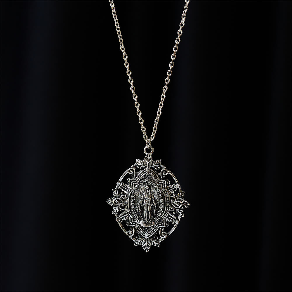 Collar con Medallón de Filigrana de Nuestra Señora: Un Símbolo de Gracia Maternal y Protección