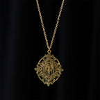 Collar con Medallón de Filigrana de Nuestra Señora: Un Símbolo de Gracia Maternal y Protección
