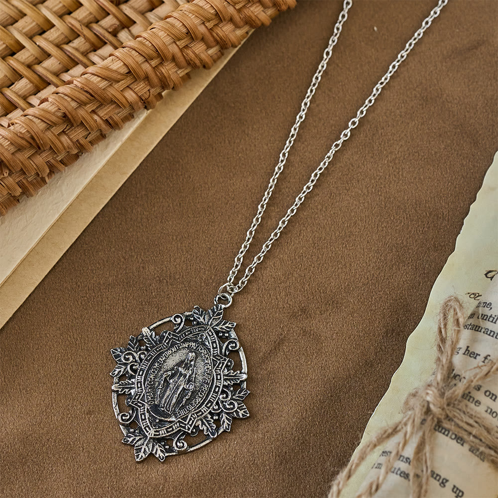 Collar con Medallón de Filigrana de Nuestra Señora: Un Símbolo de Gracia Maternal y Protección