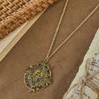 Collar con Medallón de Filigrana de Nuestra Señora: Un Símbolo de Gracia Maternal y Protección