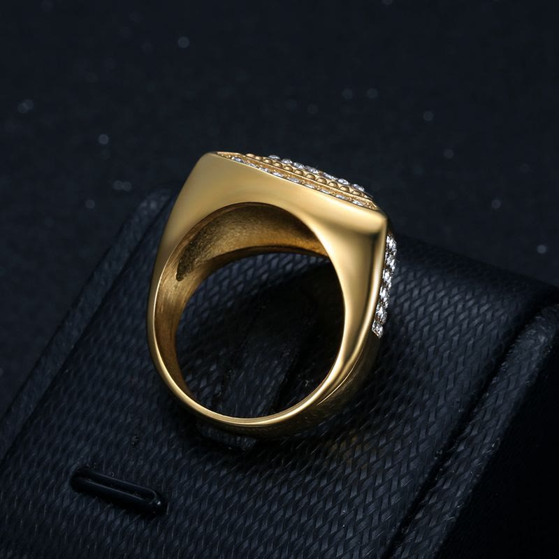 Anillo de banda Cruz Escudo Atrevido: Emblema Atemporal de Fe y Coraje