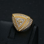 Anillo de banda Cruz Escudo Atrevido: Emblema Atemporal de Fe y Coraje