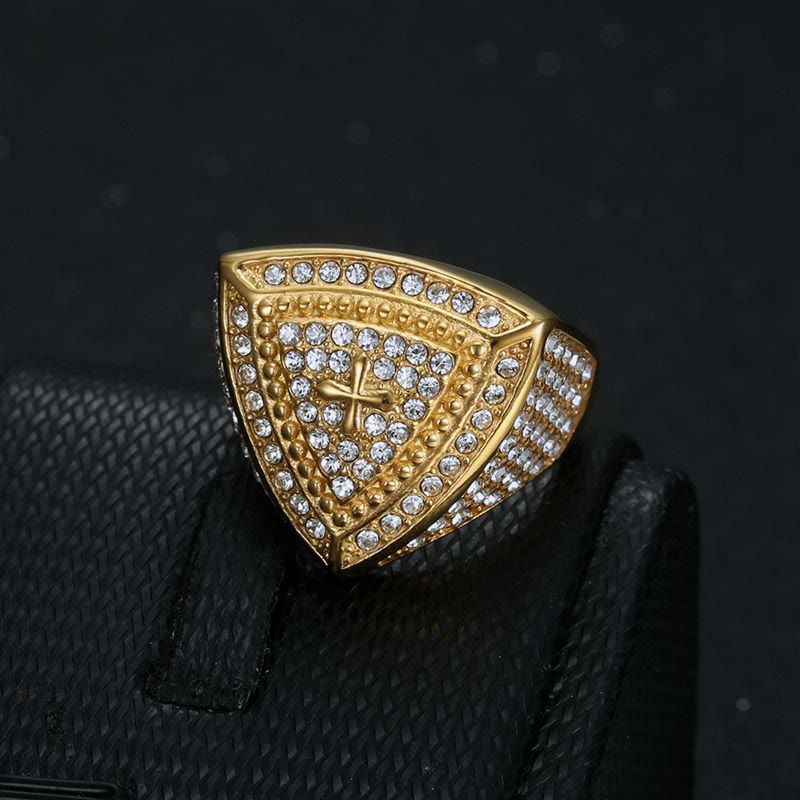 Anillo de banda Cruz Escudo Atrevido: Emblema Atemporal de Fe y Coraje