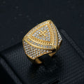 Anillo de banda Cruz Escudo Atrevido: Emblema Atemporal de Fe y Coraje