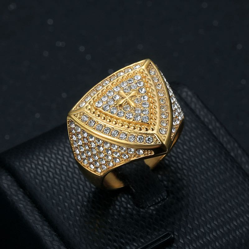 Anillo de banda Cruz Escudo Atrevido: Emblema Atemporal de Fe y Coraje