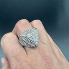 Anillo de banda Cruz Escudo Atrevido: Emblema Atemporal de Fe y Coraje