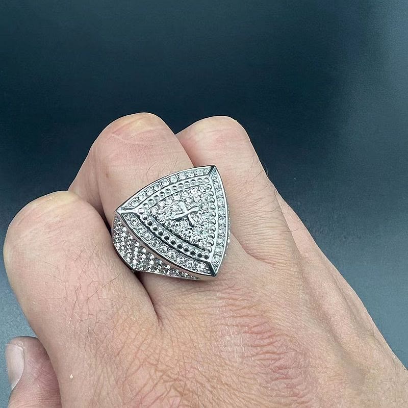 Anillo de banda Cruz Escudo Atrevido: Emblema Atemporal de Fe y Coraje
