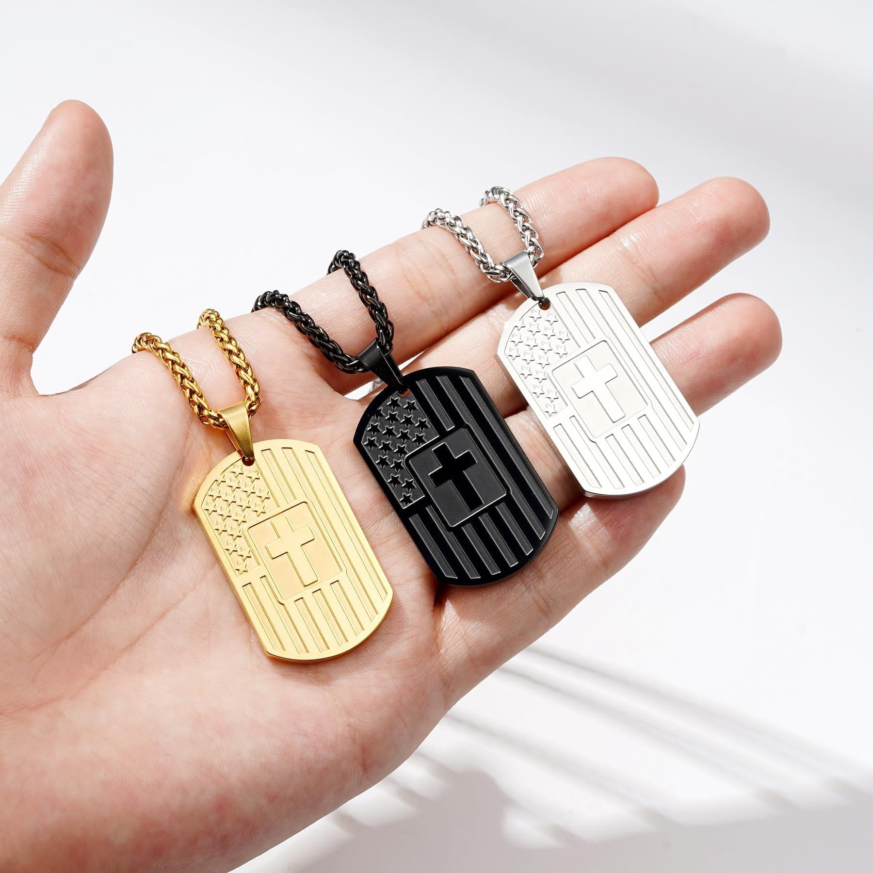 Collier réversible avec drapeau américain, croix et verset biblique : un symbole de force sacrée et de courage