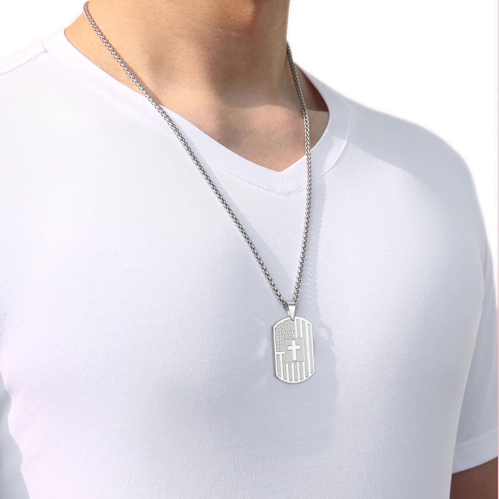 Collier réversible avec drapeau américain, croix et verset biblique : un symbole de force sacrée et de courage