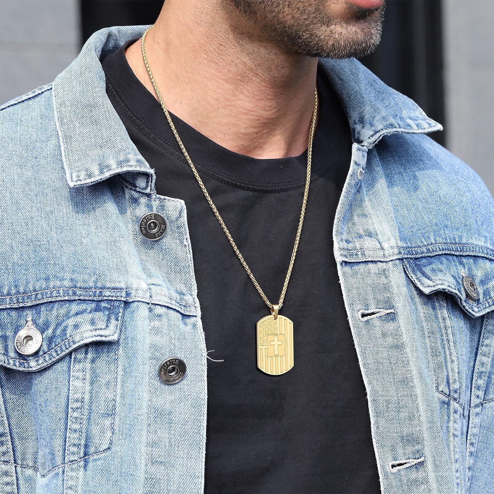 Collier réversible avec drapeau américain, croix et verset biblique : un symbole de force sacrée et de courage