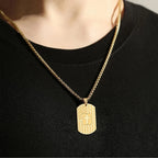 Collier réversible avec drapeau américain, croix et verset biblique : un symbole de force sacrée et de courage