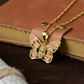 Collar Mariposa Renacimiento Espiritual: Centro Virgen y Cadena de Cuerda Retorcida con Alas de Cristal